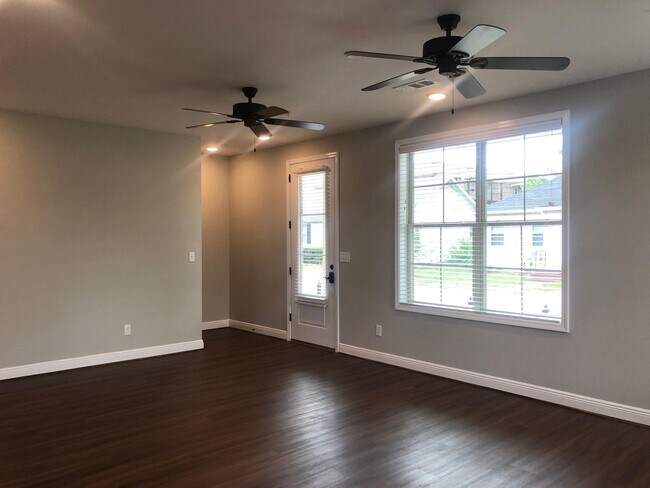 Foto del edificio - 1001 Elmwood Dr