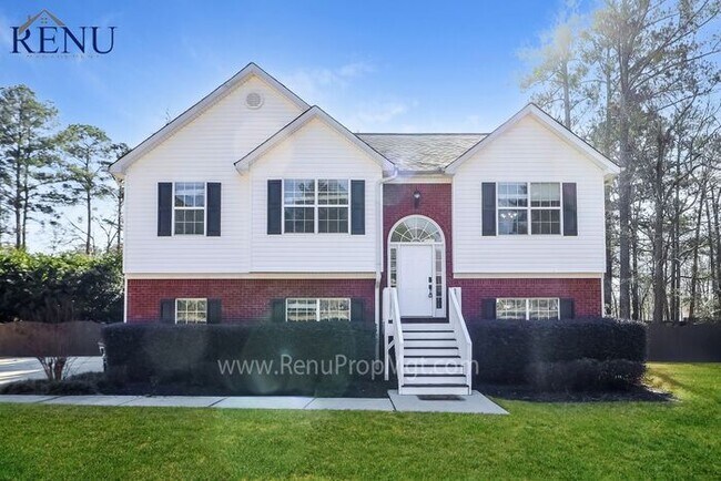 Building Photo - Now Available! 5 Bedroom 3 Bath!