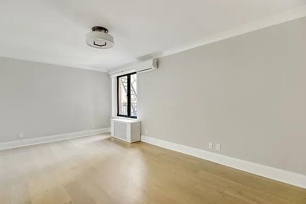 Foto principal - 220 W 24 St