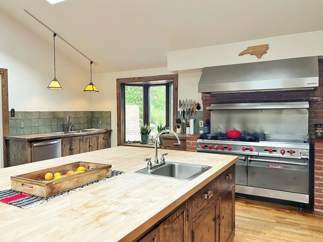 Foto principal - 525 Birnamwood Dr