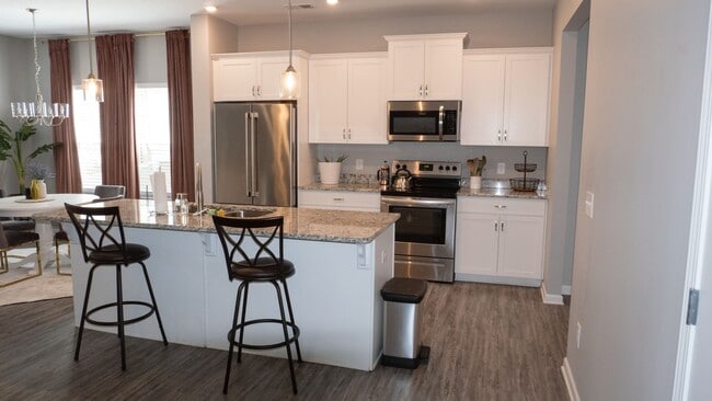 Building Photo - Lke New Close-in Canton Townhome