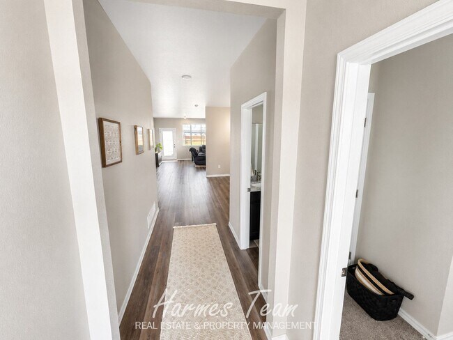 Foto del edificio - Spacious 5-Bedroom Ranch with Finished Basement & Oversized Garage