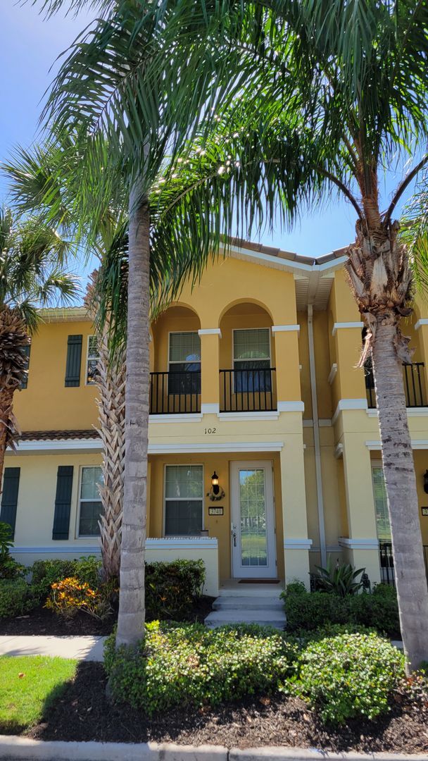 Building Photo - SEASONAL ONLY  3 bedroom, 2 1/2 bath townh...