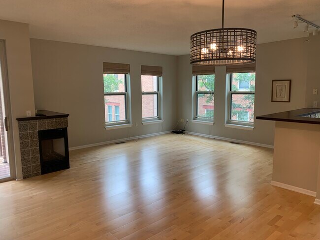 Sala de estar orientada al NE y SE junto a la cocina - 645 N 1st St