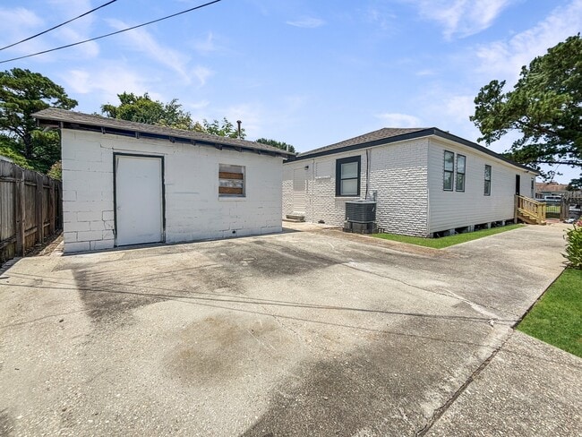 Building Photo - 9102 Oleander St