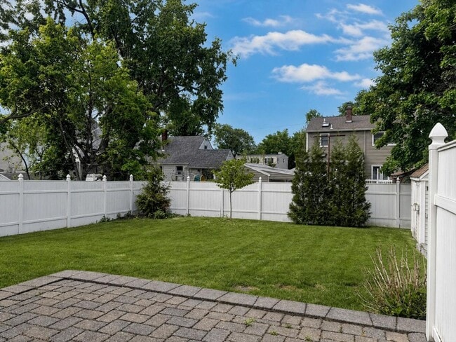 Building Photo - Bright & Beautifully Updated Bergenfield Cape