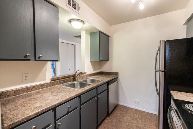 Building Photo - FANTASTIC 2 BEDROOM 2 BATH TOWN HOME IN GA...
