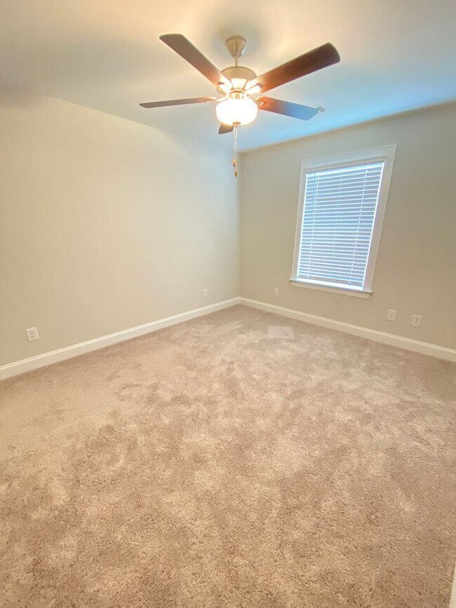 Foto del edificio - Spacious 3 Bed / 2 Bath Home with Garage