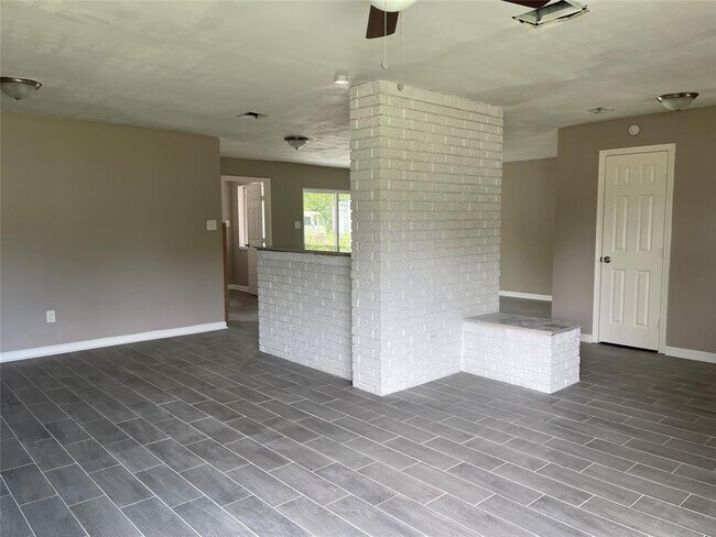 Foto del edificio - 6705 Lockwood Dr