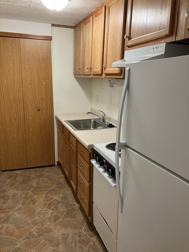 Building Photo - 1 Bedroom Unit available soon at New Breme...