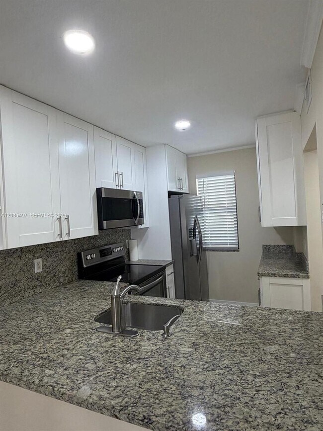 Building Photo - 8443 Royal Palm Blvd