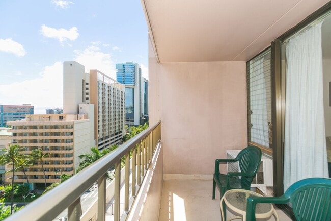 Building Photo - Royal Kuhio 1b1b1parking Fully Furnished i...