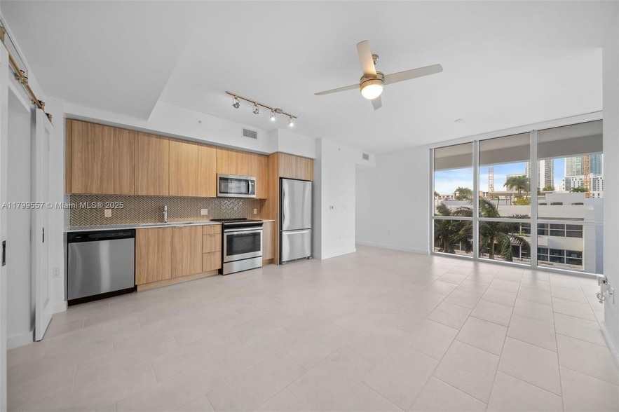 Primary Photo - 2150 N Bayshore Dr