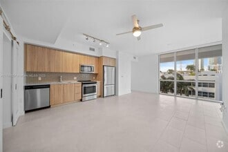 Building Photo - 2150 N Bayshore Dr