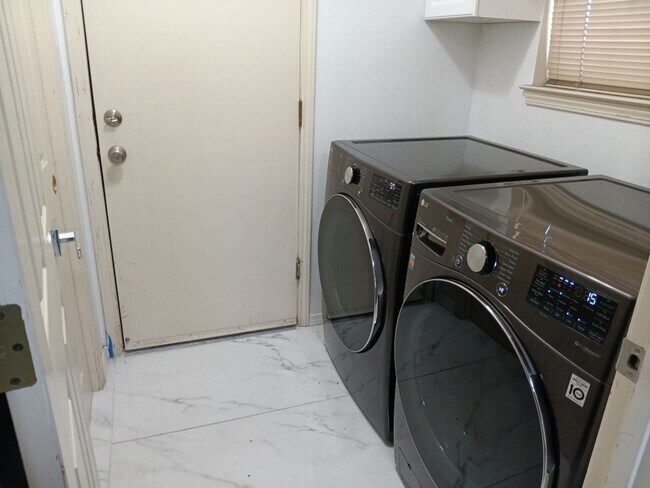 Building Photo - 3 Bedroom, 2 Bathroom Home! Schedule a Showing!