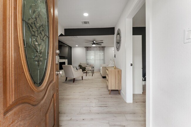 Foto del edificio - 9919 Golden Sunshine Dr