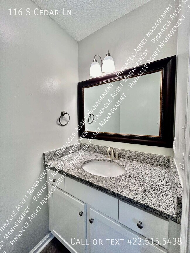 Building Photo - 116 S Cedar Ln