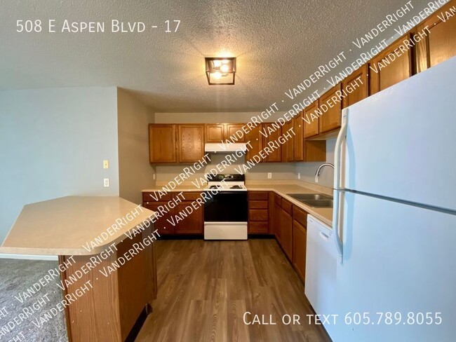 Building Photo - Updated 2 Bedroom Apartment! FREE Garage!