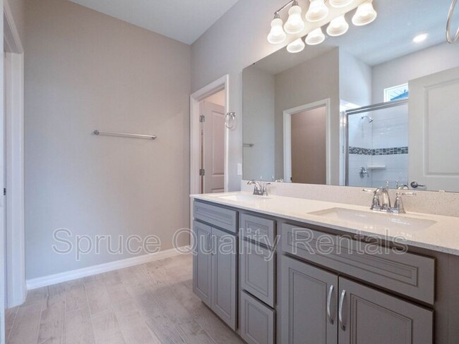 Foto del edificio - 5641 Cedar Chase Dr