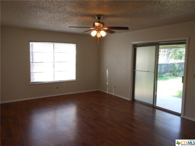Building Photo - 1005 Wallhalla St