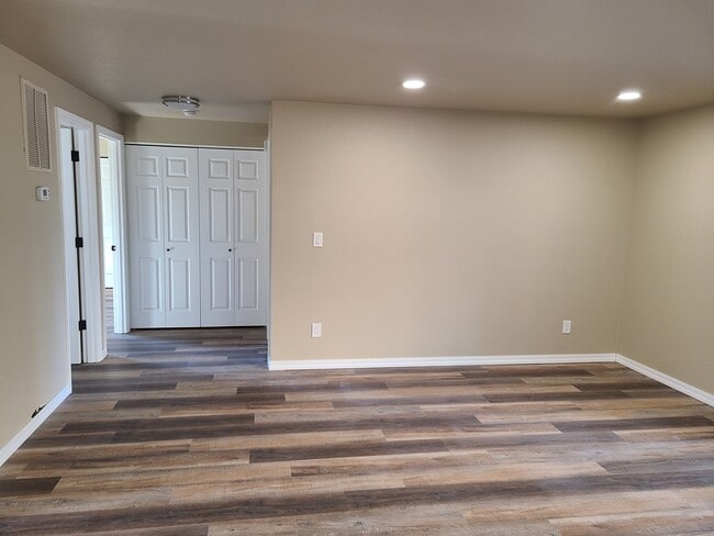 Building Photo - 1100 Excalibur Dr