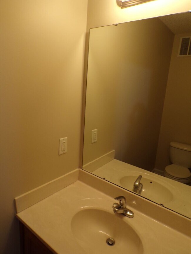 Building Photo - Townhome in The Gables