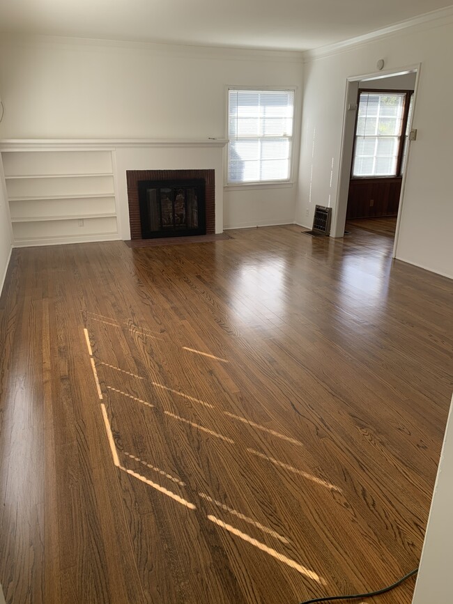 Sala de estar - 1803 N Allen Ave