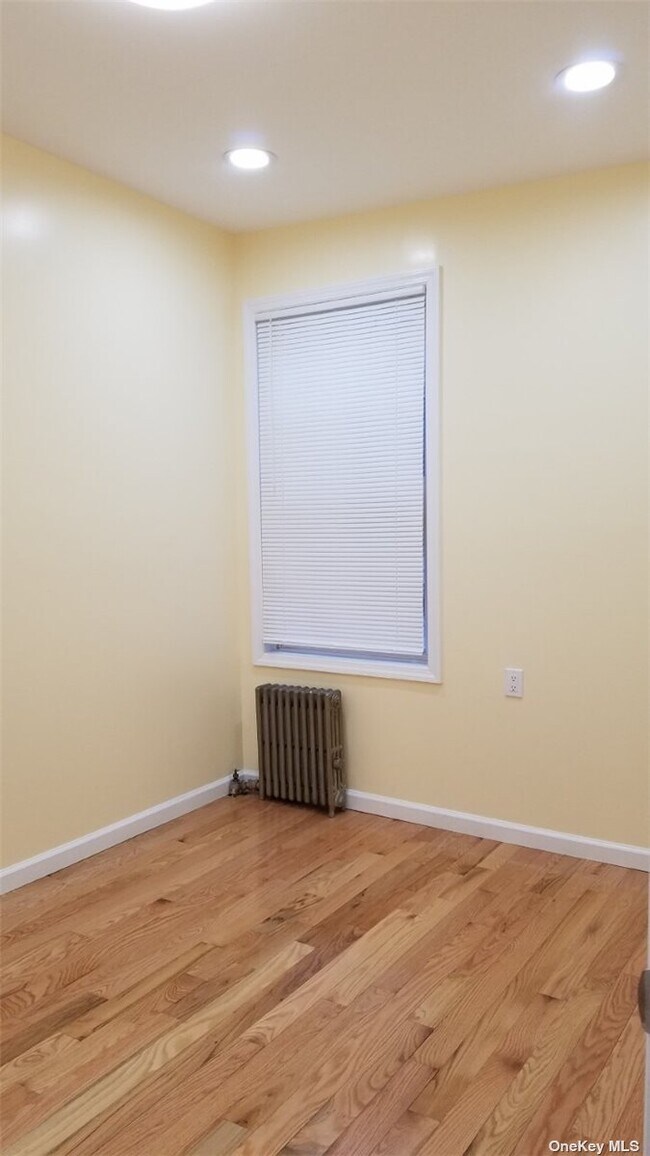 Foto del edificio - 211-15 Jamaica Ave