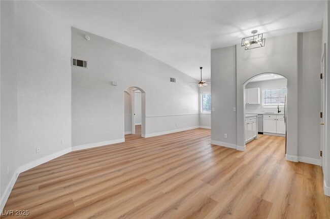 Building Photo - 301 Pine Haven St