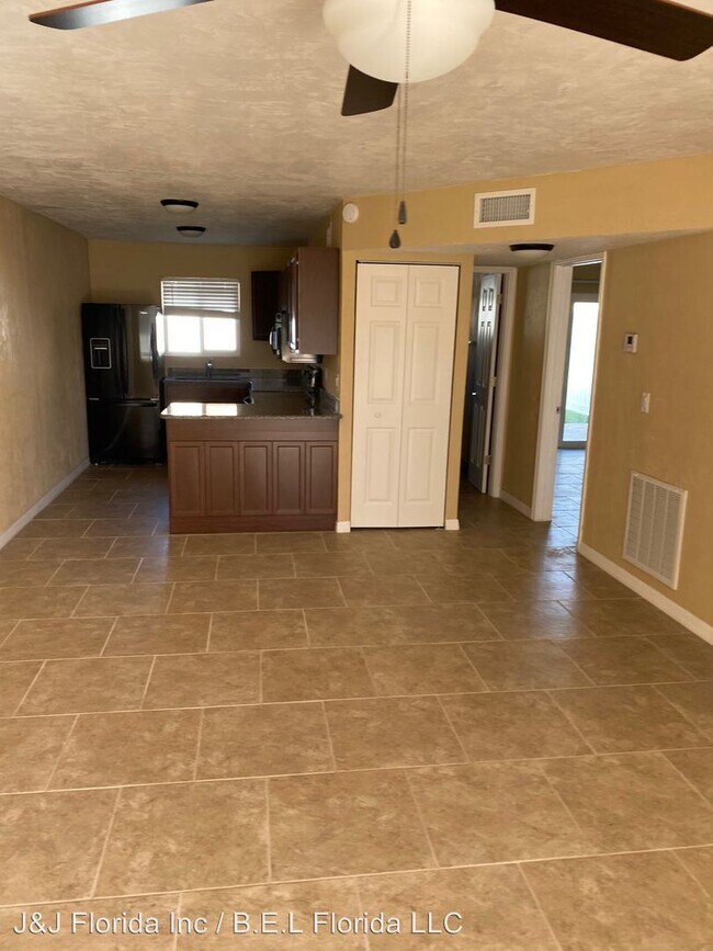 Building Photo - 2525 N Oleander Ave