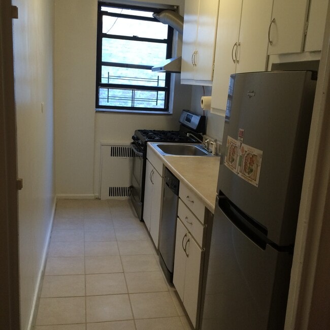 Building Photo - 350 E 54th St