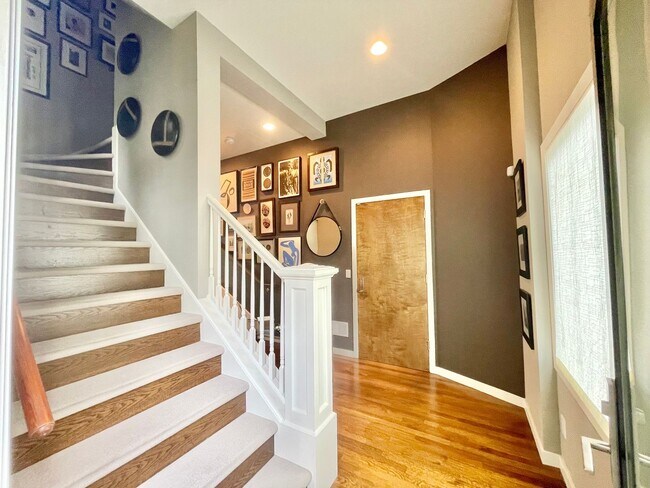 Building Photo - 3BR/2.5BA INCOMPARABLE Views!!! Prime Coro...