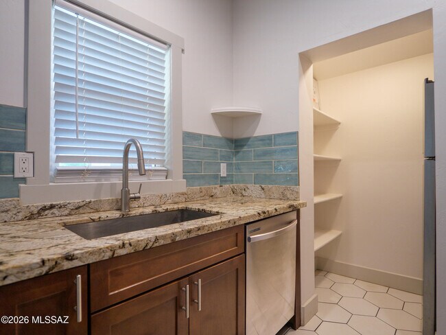 Foto del edificio - 120 E 18th St