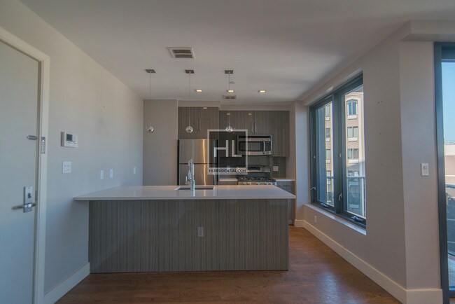Building Photo - 2718 Hoyt Ave S