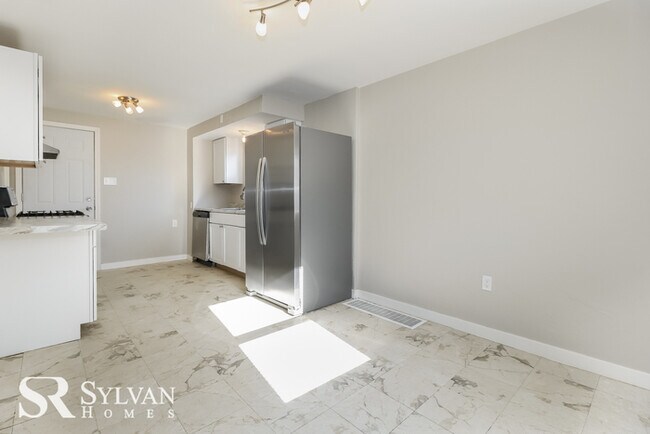 Building Photo - Spacious 3 BR 1 BA Ready Now!