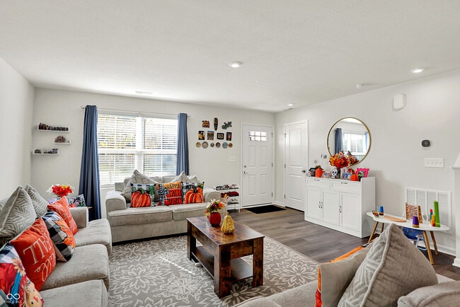 Building Photo - 910 Red Hls Ct