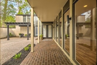 Building Photo - 147 Valley Dr