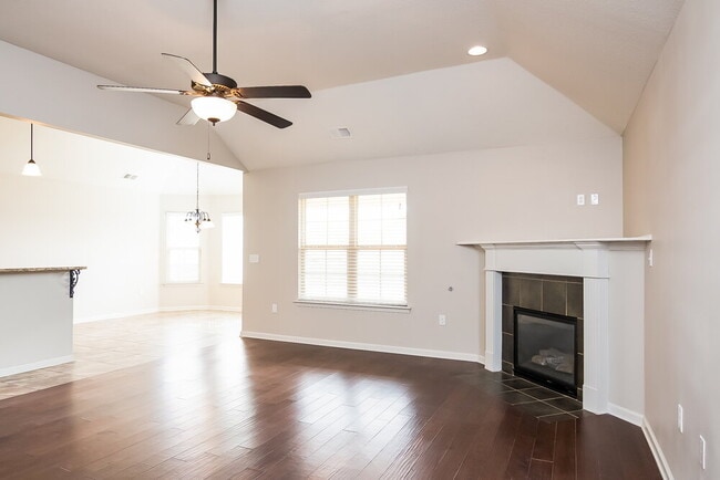 Building Photo - 2847 S Cherry Dr
