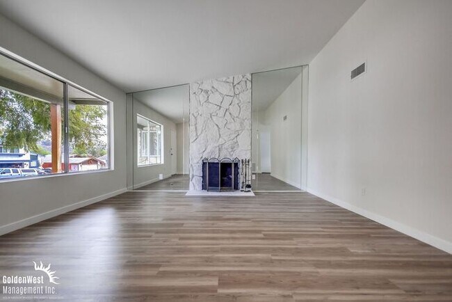 Foto del edificio - Charming 4Bdm 2Ba Home and Private Patio i...