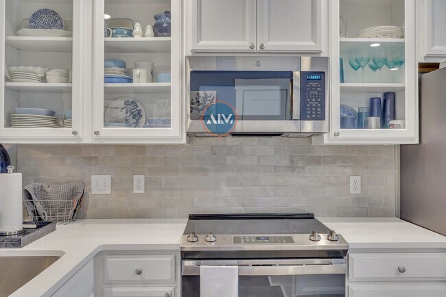 Building Photo - Beautiful 4 Bedroom Townhouse at Old Stone...
