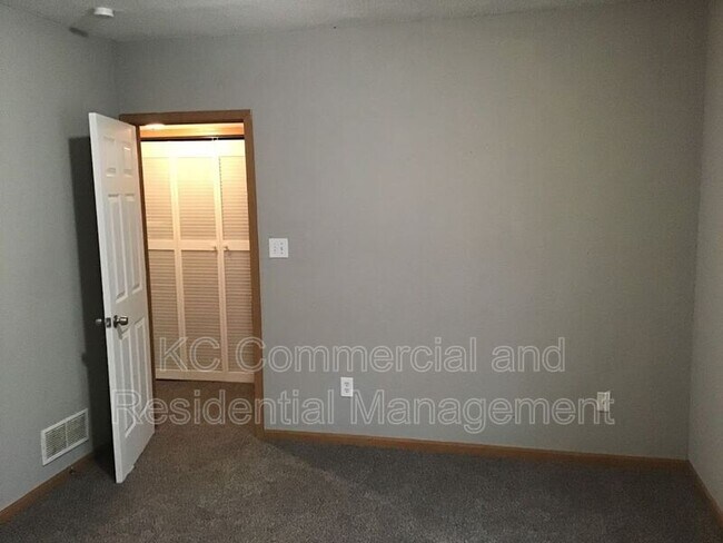 Foto del edificio - 18708-18710 E 13th Terrace Ct N