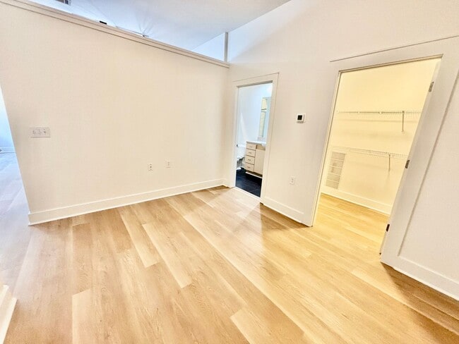 Building Photo - 1 Bedroom Condo Downtown!