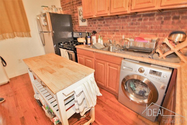 Building Photo - 122 Bergen Street #1AR