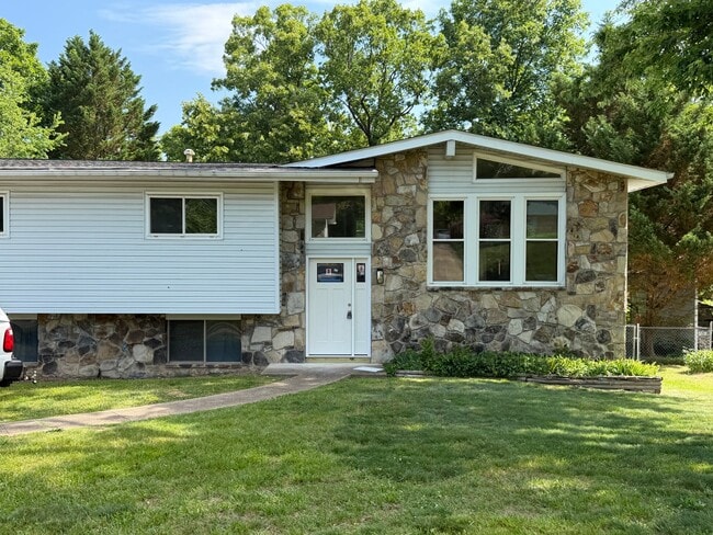 Building Photo - 607 Mountain Wood Dr