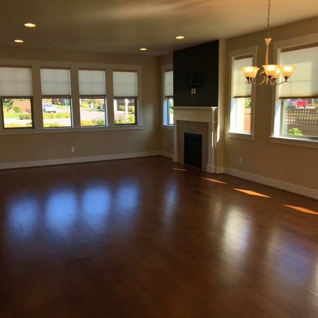 Building Photo - Beautiful 4 Bedroom Home Located on Corner...