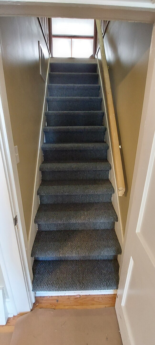 Escaleras al segundo piso - 2916 Woodleigh St