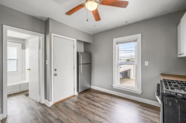 Building Photo - Bruhnding Properties 918 18 1/2 Ave NE