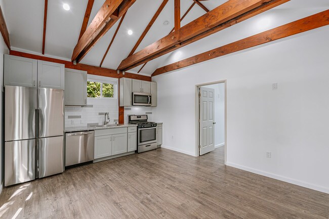 Sala de estar - 5636 Natick Ave