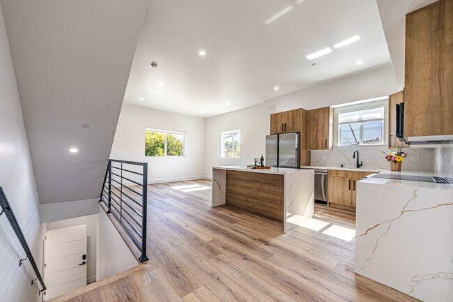 Foto del edificio - 4445 1/2 Auckland Ave