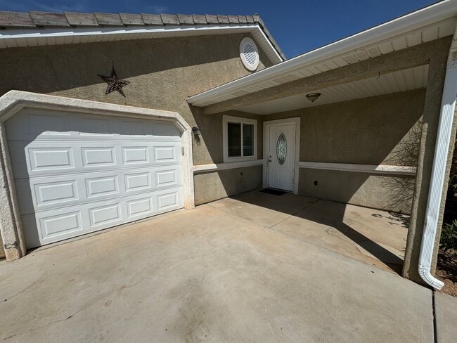Building Photo - Quail Lake Estates!  Pet Friendly!!